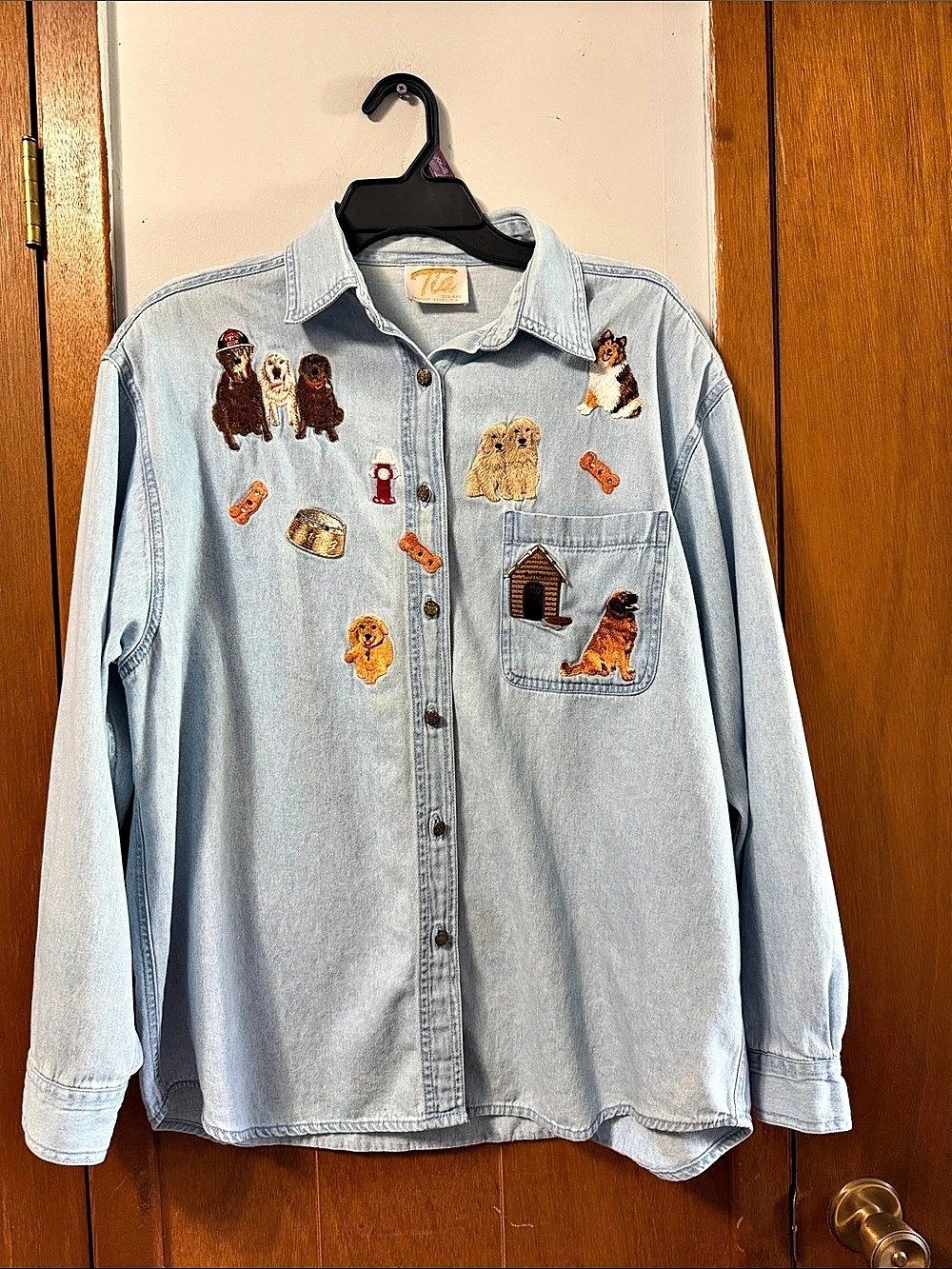 Tea Embroidered dogs vintage Denim Button Down shirt in Blue size large